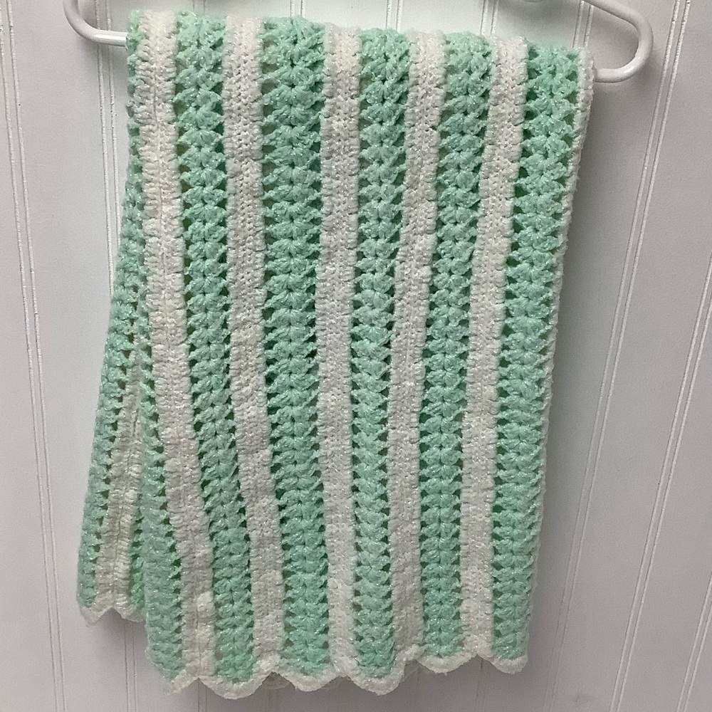 🤑Handmade baby afghan. 31” x 24”